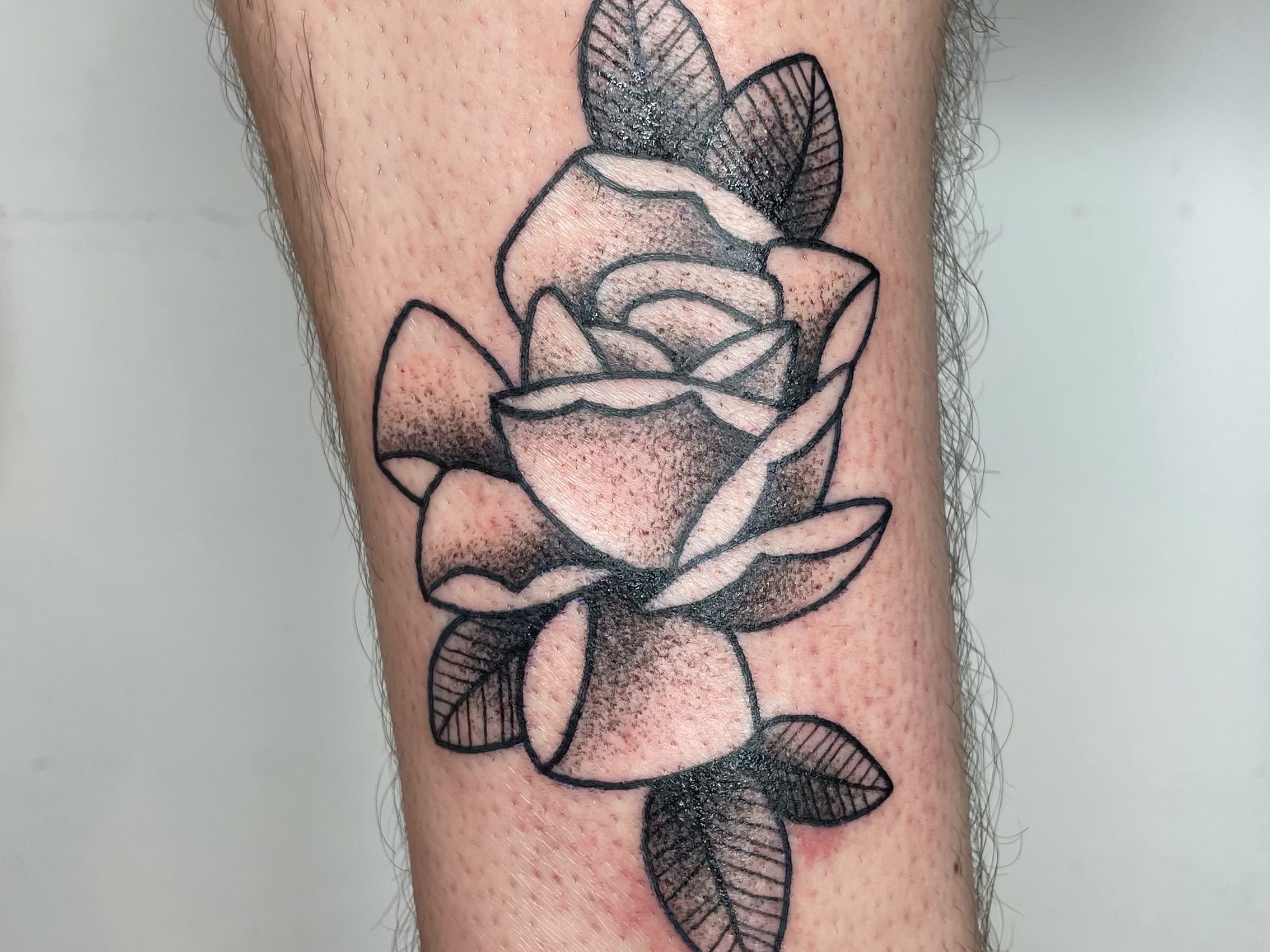 Blackwork Rosentattoo über Knöchel